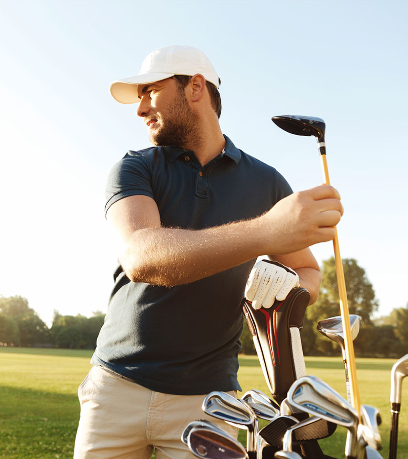 Hombre practicando golf Go Swing, golf a domicilio y simuladores en México